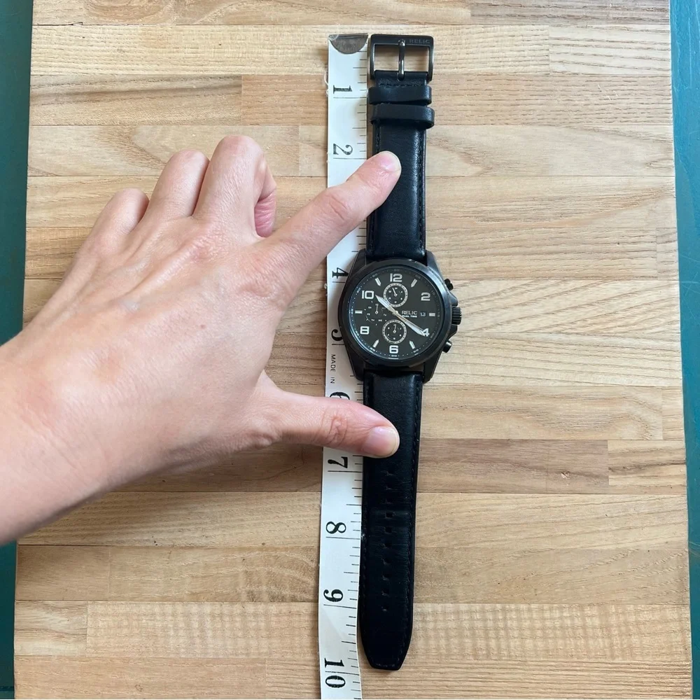 Relic mens black dial black leather watch NEW BATTERY